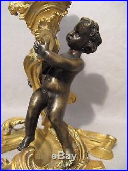 Paire de flambeaux aux amours en bronze de style Louis XV. XIX ème siècle
