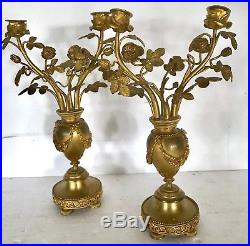 Paire de flambeaux en bronze ciselé doré figurant un vase de roses. XIX siècle