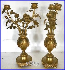 Paire de flambeaux en bronze ciselé doré figurant un vase de roses. XIX siècle