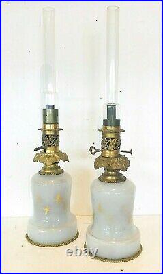 Paire de lampes à pétrole en opaline trace de dorure et bronze. XIX siècle