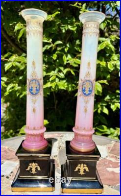 Paire de vases Charles X en opaline et bronze doré forme Médicis XIX siècle Paire de vases Charles X en opaline et bronze doré forme Médicis XIX siècle