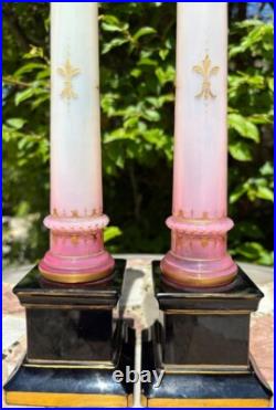 Paire de vases Charles X en opaline et bronze doré forme Médicis XIX siècle Paire de vases Charles X en opaline et bronze doré forme Médicis XIX siècle
