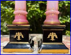 Paire de vases Charles X en opaline et bronze doré forme Médicis XIX siècle Paire de vases Charles X en opaline et bronze doré forme Médicis XIX siècle