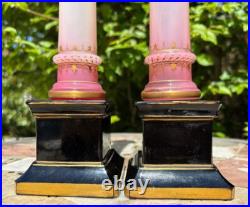 Paire de vases Charles X en opaline et bronze doré forme Médicis XIX siècle Paire de vases Charles X en opaline et bronze doré forme Médicis XIX siècle