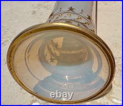 Paire de vases Charles X en opaline et bronze doré forme Médicis XIX siècle Paire de vases Charles X en opaline et bronze doré forme Médicis XIX siècle