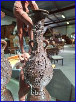 Paire de vases asiatiques en bronze à décor en relief XIXe siècle