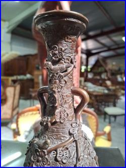 Paire de vases asiatiques en bronze à décor en relief XIXe siècle