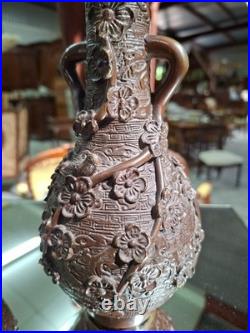Paire de vases asiatiques en bronze à décor en relief XIXe siècle