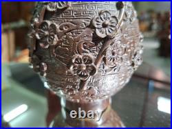 Paire de vases asiatiques en bronze à décor en relief XIXe siècle
