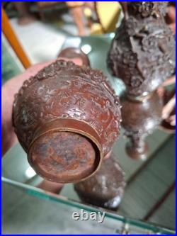 Paire de vases asiatiques en bronze à décor en relief XIXe siècle