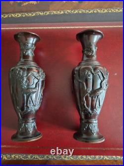 Paire de vases en bronze du Japon époque Meiji XIXè siècle hauteur 24,2 cm Paire de vases en bronze du Japon époque Meiji XIXè siècle hauteur 24,2 cm