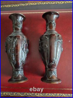 Paire de vases en bronze du Japon époque Meiji XIXè siècle hauteur 24,2 cm Paire de vases en bronze du Japon époque Meiji XIXè siècle hauteur 24,2 cm