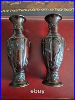 Paire de vases en bronze du Japon époque Meiji XIXè siècle hauteur 24,2 cm Paire de vases en bronze du Japon époque Meiji XIXè siècle hauteur 24,2 cm