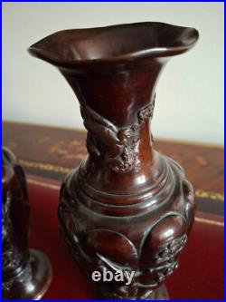 Paire de vases en bronze du Japon époque Meiji XIXè siècle hauteur 24,2 cm Paire de vases en bronze du Japon époque Meiji XIXè siècle hauteur 24,2 cm