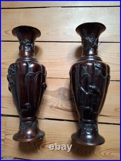 Paire de vases en bronze du Japon époque Meiji XIXè siècle hauteur 24,2 cm Paire de vases en bronze du Japon époque Meiji XIXè siècle hauteur 24,2 cm