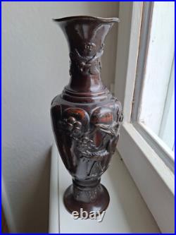 Paire de vases en bronze du Japon époque Meiji XIXè siècle hauteur 24,2 cm Paire de vases en bronze du Japon époque Meiji XIXè siècle hauteur 24,2 cm