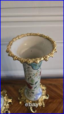Paire de vases en porcelaine asiatique montés en bronze doré, XIXe siècle Paire de vases en porcelaine asiatique montés en bronze doré, XIXe siècle