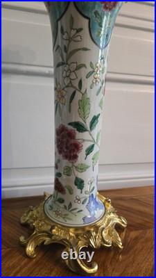 Paire de vases en porcelaine asiatique montés en bronze doré, XIXe siècle Paire de vases en porcelaine asiatique montés en bronze doré, XIXe siècle