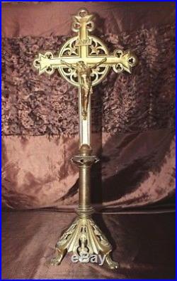 Parure d' autel x 6 pique cierges dorés a l'or avec crucifix Epoque XIXe Siècle