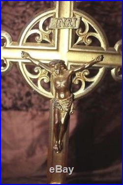Parure d' autel x 6 pique cierges dorés a l'or avec crucifix Epoque XIXe Siècle
