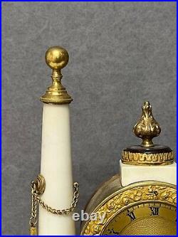 Pendule Portique Style Louis XVI En Bronze Et Marbre Blanc, XIXe Siècle