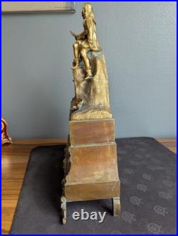 Pendule ancienne en bronze doré Homme à la lecture XIXe siècle