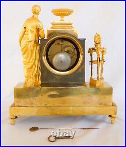 Pendule d'époque Empire bronze patiné doré signée Ravrio début XIXe siècle 1805