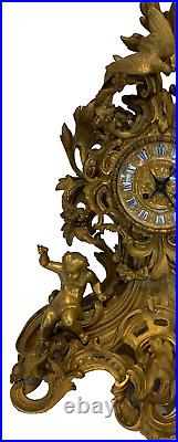 Pendule de style Louis XV en bronze doré XIX siècle