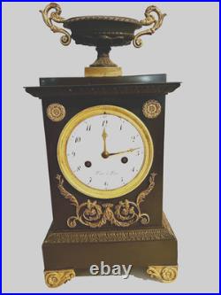 Pendule en bronze a patine verte Style Empire XIX siècle