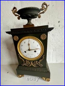Pendule en bronze a patine verte Style Empire XIX siècle