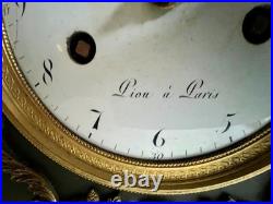 Pendule en bronze a patine verte Style Empire XIX siècle