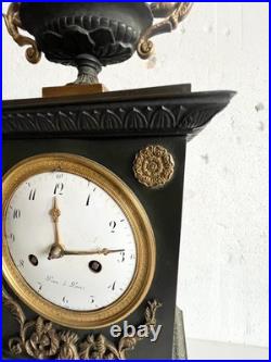 Pendule en bronze a patine verte Style Empire XIX siècle