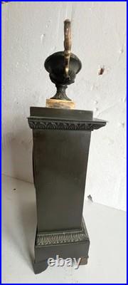 Pendule en bronze a patine verte Style Empire XIX siècle