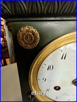 Pendule en bronze a patine verte Style Empire XIX siècle