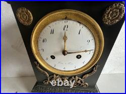 Pendule en bronze a patine verte Style Empire XIX siècle