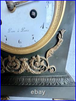 Pendule en bronze a patine verte Style Empire XIX siècle