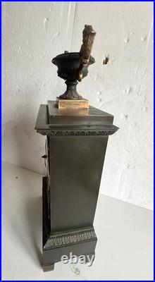 Pendule en bronze a patine verte Style Empire XIX siècle