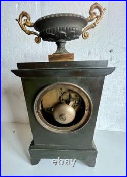 Pendule en bronze a patine verte Style Empire XIX siècle