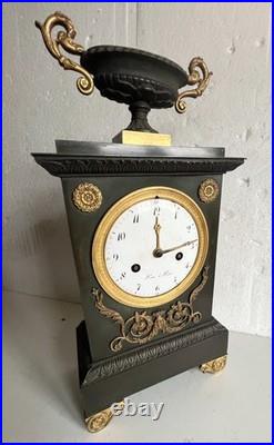 Pendule en bronze a patine verte Style Empire XIX siècle