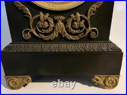 Pendule en bronze a patine verte Style Empire XIX siècle