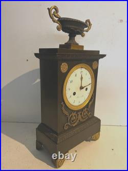 Pendule en bronze a patine verte Style Empire XIX siècle