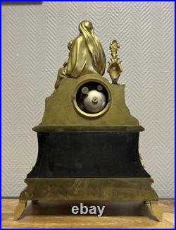 Pendule en bronze doré Vierge à l'Enfant Marbre noir XIXe siècle Pendule en bronze doré Vierge à l'Enfant Marbre noir XIXe siècle