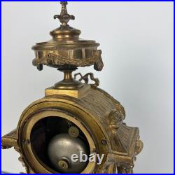 Pendule en bronze du XIXe siècle Henri Robert Paris Médaille Vincenti 1855 Pendule en bronze du XIXe siècle Henri Robert Paris Médaille Vincenti 1855