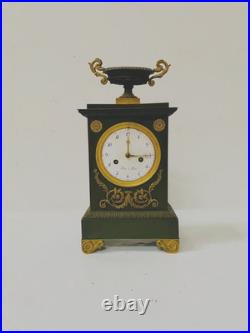 Pendule époque empire en bronze patiné cadran signé Pion Paris. XIX siècle