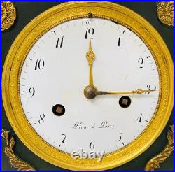 Pendule époque empire en bronze patiné cadran signé Pion Paris. XIX siècle