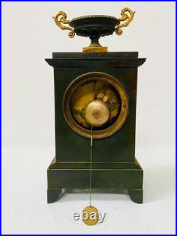 Pendule époque empire en bronze patiné cadran signé Pion Paris. XIX siècle