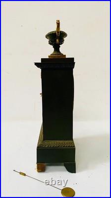 Pendule époque empire en bronze patiné cadran signé Pion Paris. XIX siècle