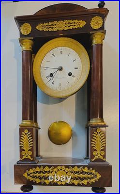 Pendule portique acajou et bronze ciselé doré signé Dumoulin. XIX siècle Pendule portique acajou et bronze ciselé doré signé Dumoulin. XIX siècle