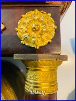 Pendule portique acajou et bronze ciselé doré signé Dumoulin. XIX siècle Pendule portique acajou et bronze ciselé doré signé Dumoulin. XIX siècle