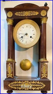 Pendule portique acajou et bronze ciselé doré signé Dumoulin. XIX siècle Pendule portique acajou et bronze ciselé doré signé Dumoulin. XIX siècle
